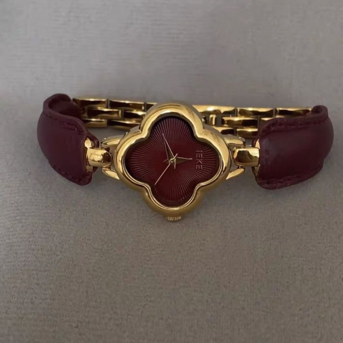 IEKE Clover-Shaped Gold Women's Watch