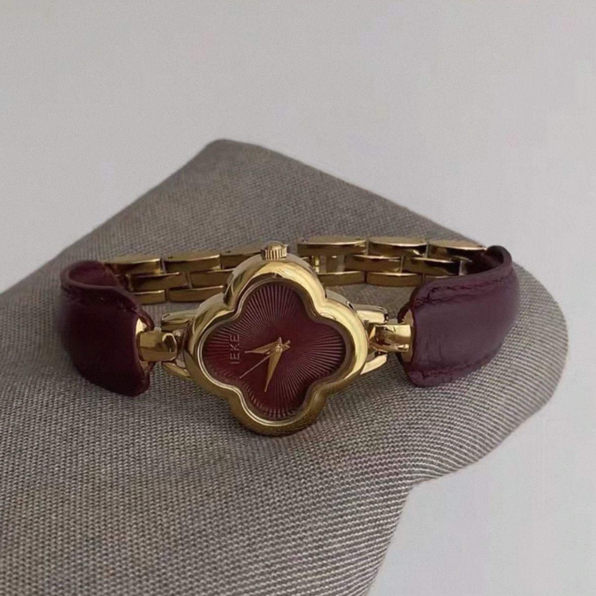 IEKE Clover-Shaped Gold Women's Watch