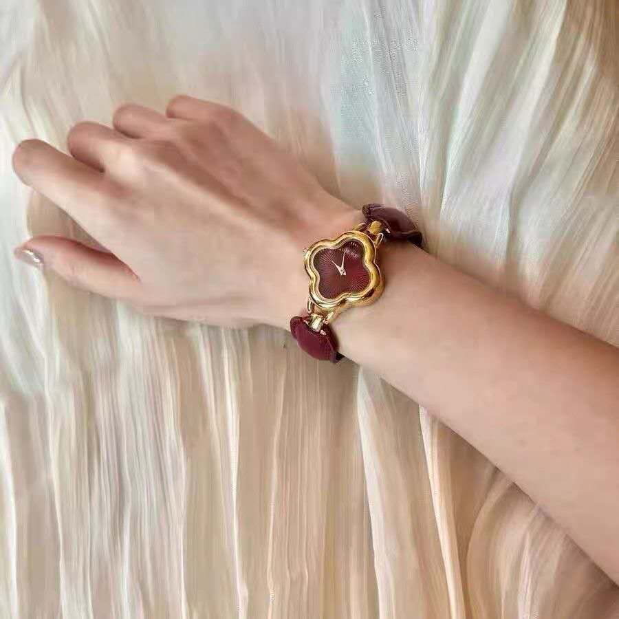 IEKE Clover-Shaped Gold Women's Watch